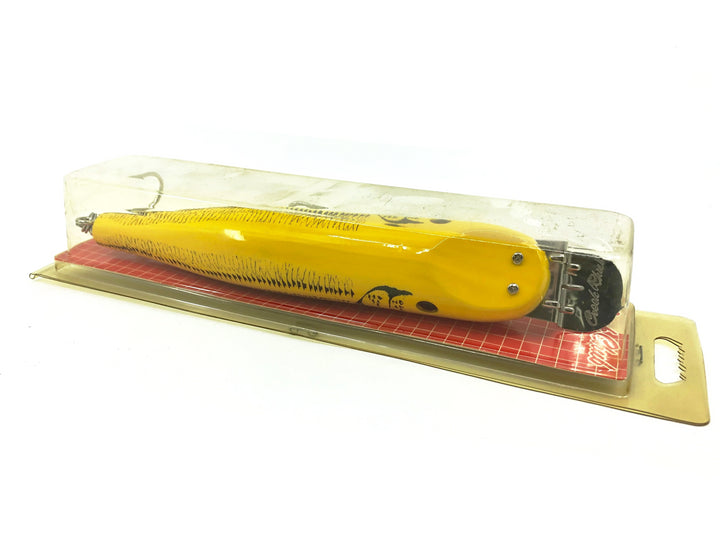 Creek Chub Wooden Giant Straight Pikie 6800, YC Yellow Croaker Color, New on Card Old Stock