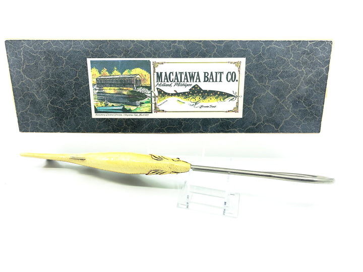 Macatawa Bait Co. Angler Grabbing Hook, Walleye w/Box